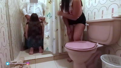 Une infirmière trouve un médecin en train de baiser une patiente dans les toilettes d'un hôpital / PARTIE 1 / NicoleLondrawer / Chiquicandy